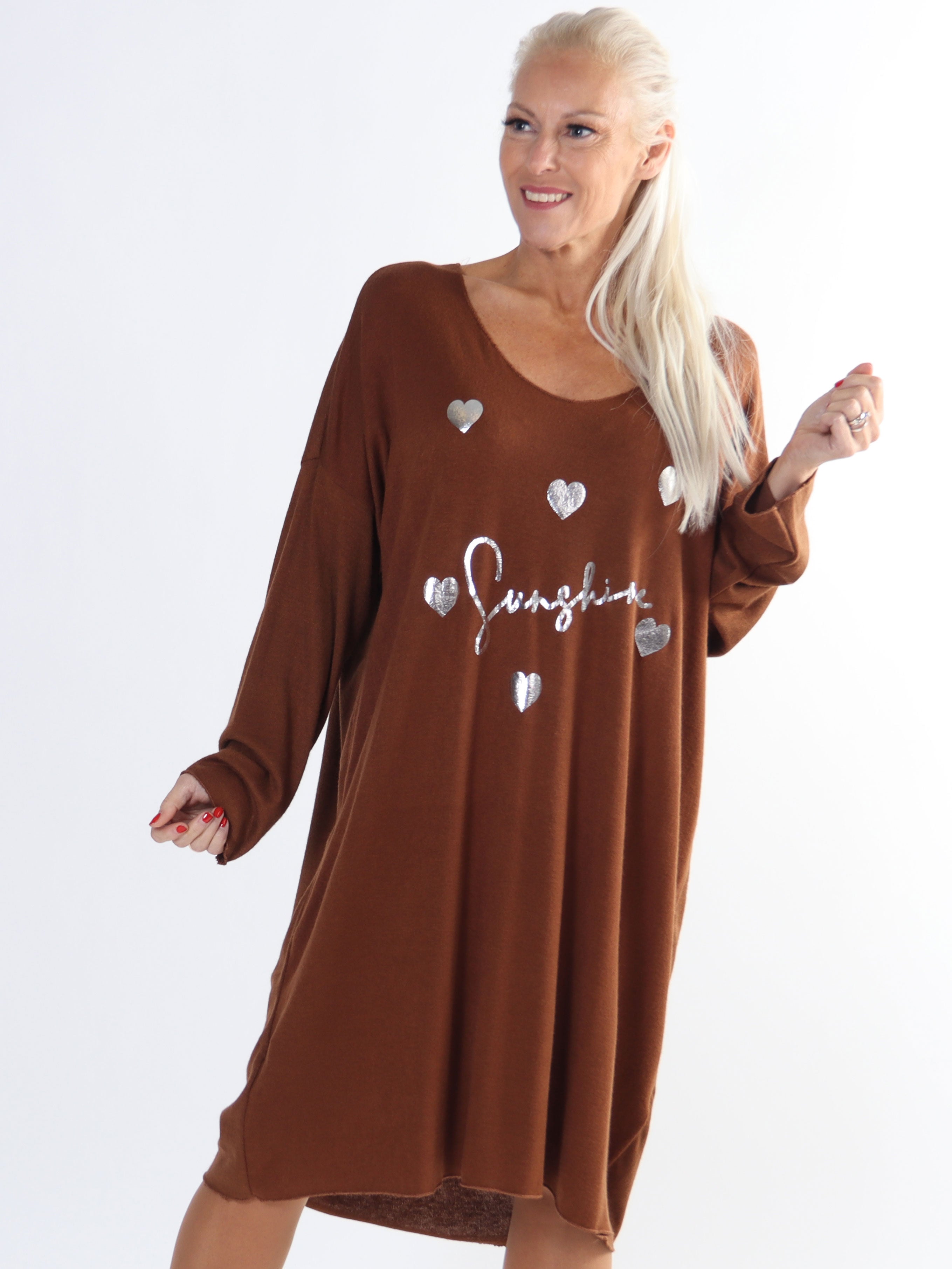 Lucia - Plus size kjole i viskose med print af sølv hjerter og skrift